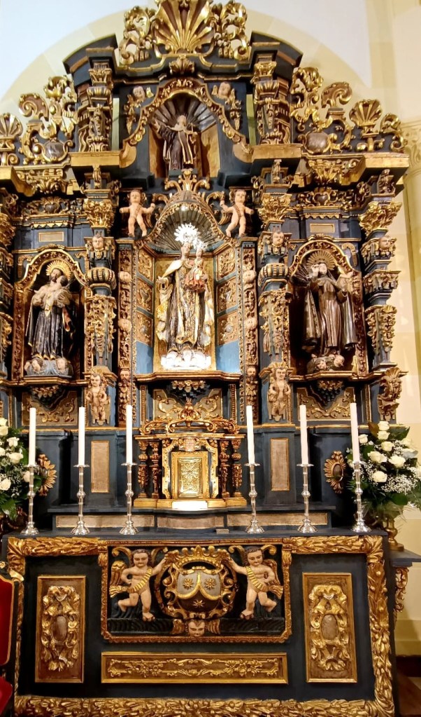 Se ha restaurado la parte baja del retablo que estaba comida por la carcoma, por ser de pino. Se ha puesto todo nuevo en madera de castaño, se ha puesto la decoración nueva y se ha encastrado la tabla de ángeles. Ha quedado precioso.